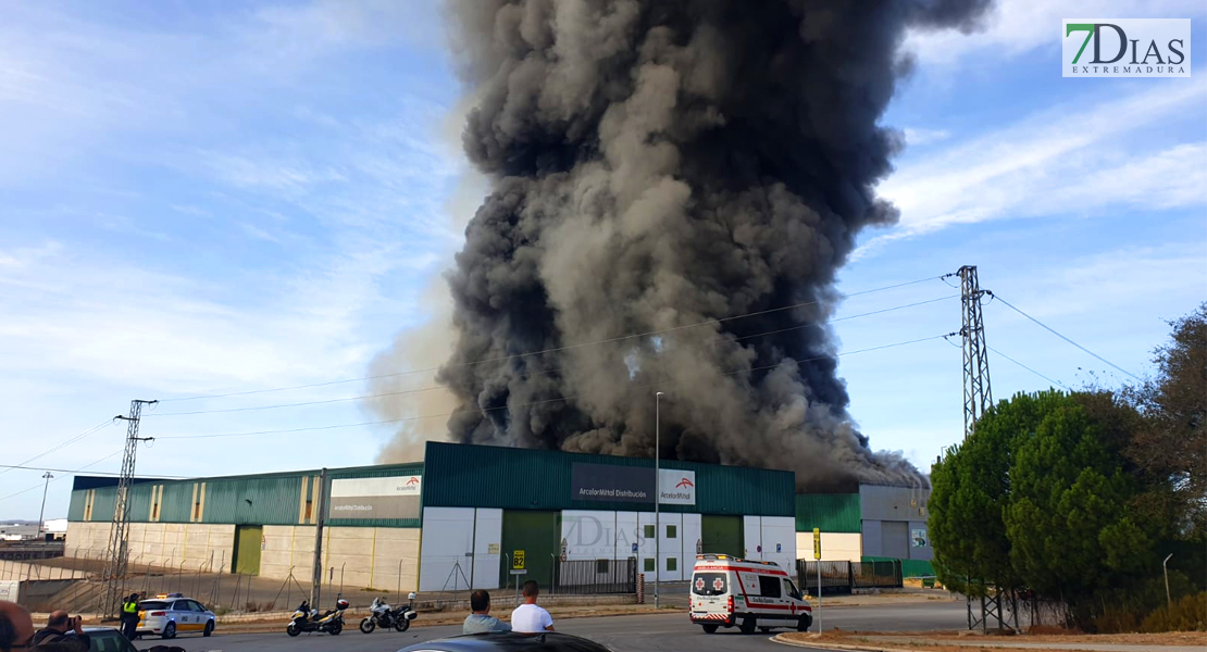 Imágenes del grave incendio en la Panificadora