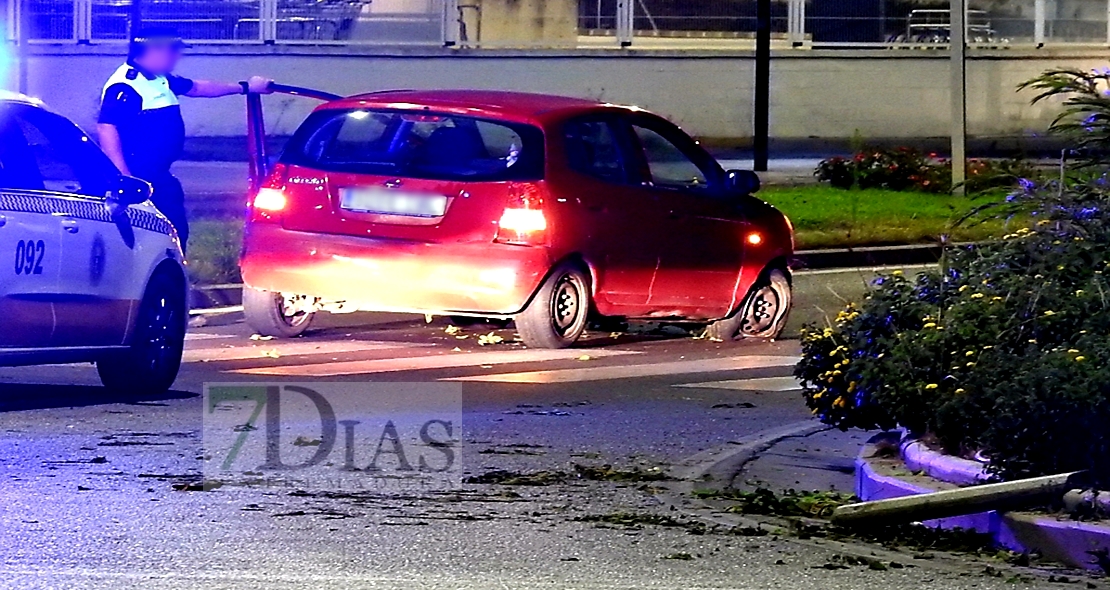Un vehículo se accidenta en una rotonda de la avenida de Elvas (Badajoz)