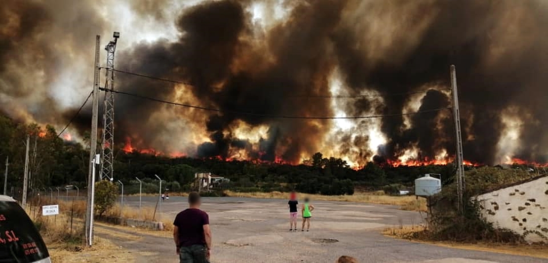 INCENDIO ALCUÉSCAR: Desalojan a varias familias y cortan un tramo de la N.630