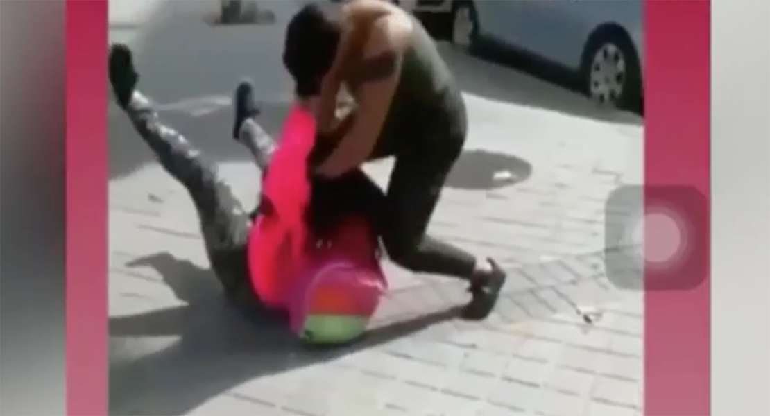 Graban y difunden una agresión a una niña de 14 años a las puertas de un instituto