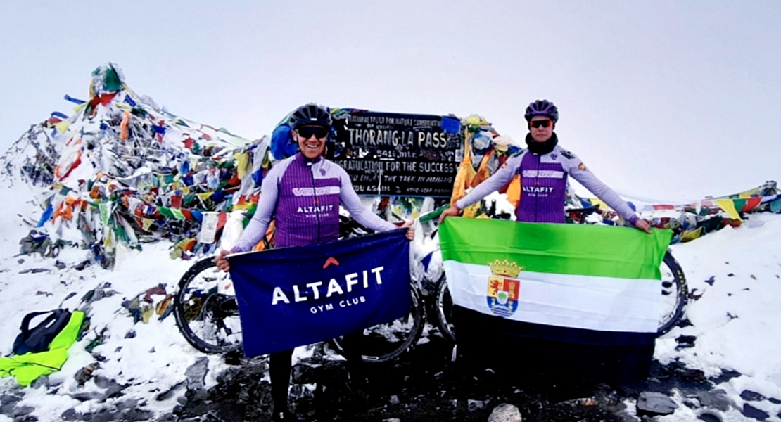 Dos extremeños completan el paso de bicicleta de montaña más alto del mundo