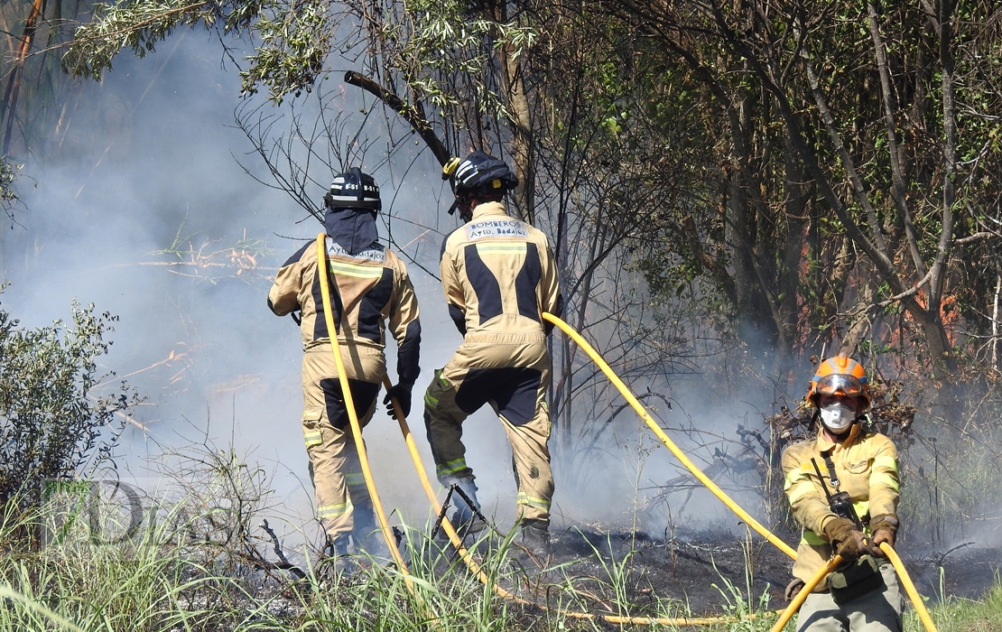 Imágenes del incendio en la Nacional 432 (Badajoz)