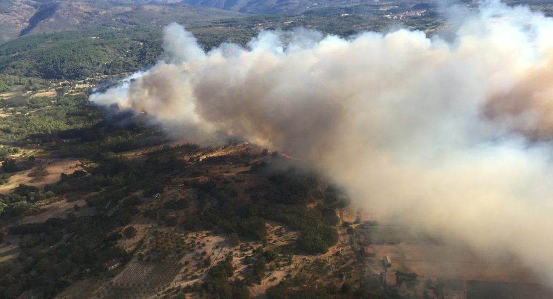 Enésimo incendio en la comarca de La Vera con peligrosidad por su cercanía a viviendas