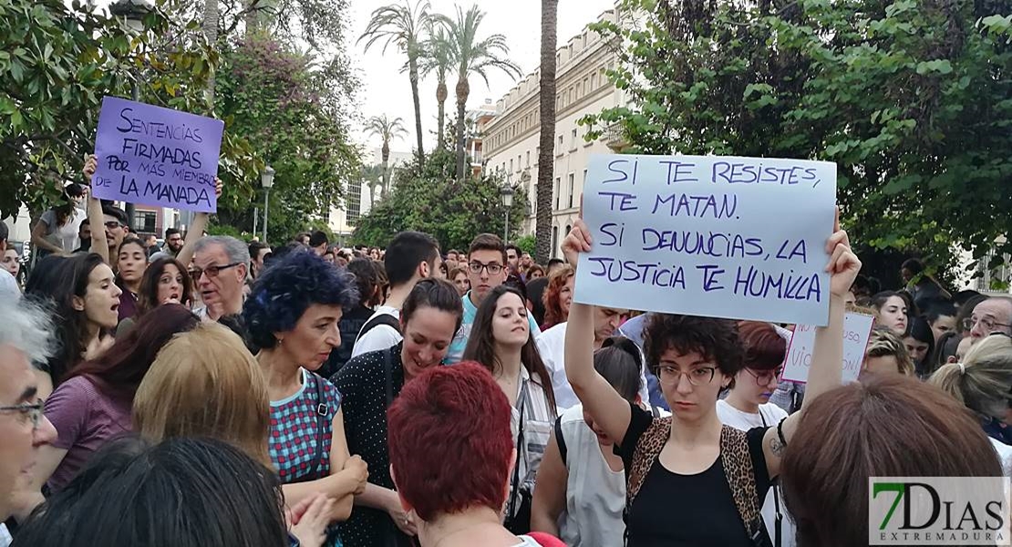 Manifestación en Mérida en repulsa a la violencia machista