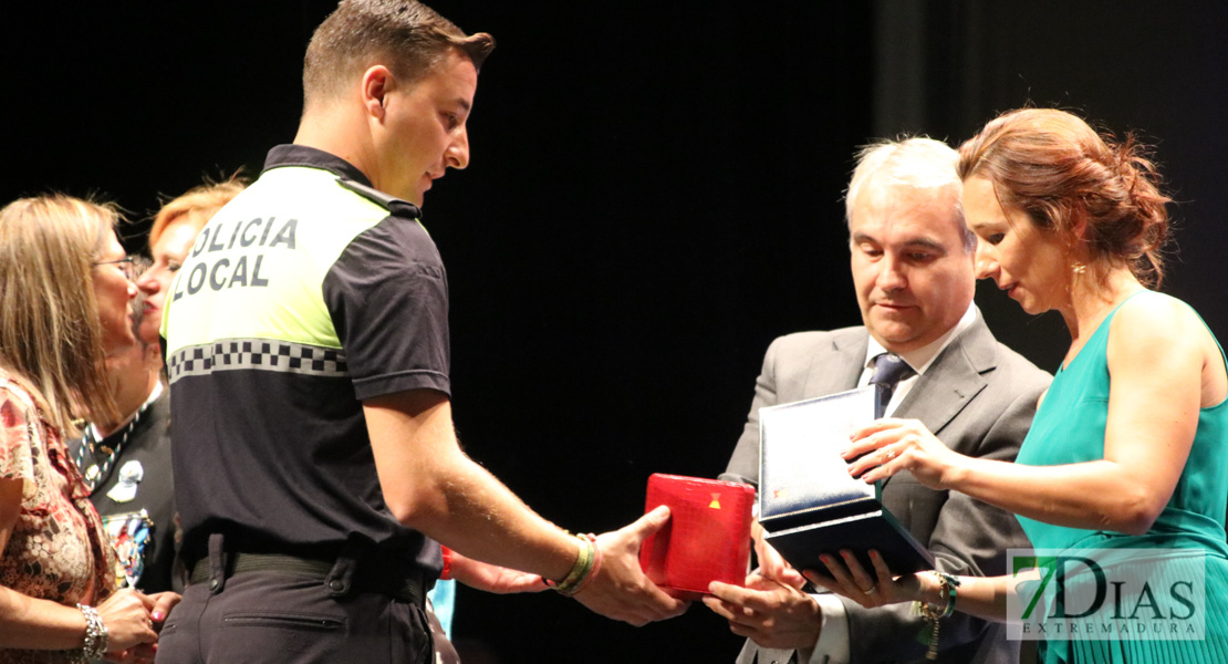 Imágenes de la entrega de medallas y distinciones de la Policía Local de Badajoz