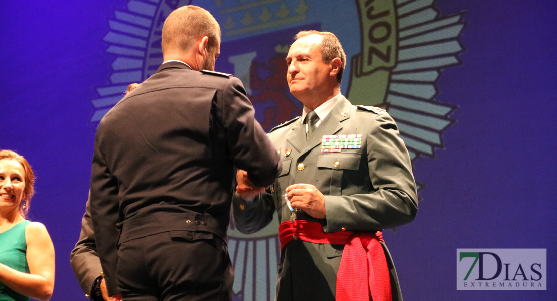Imágenes de la entrega de medallas y distinciones de la Policía Local de Badajoz