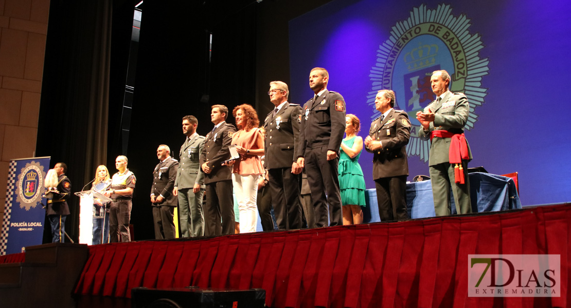 Imágenes de la entrega de medallas y distinciones de la Policía Local de Badajoz