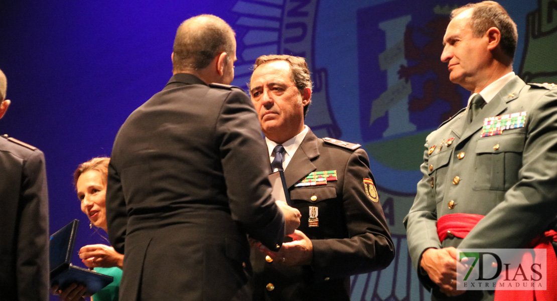 Imágenes de la entrega de medallas y distinciones de la Policía Local de Badajoz