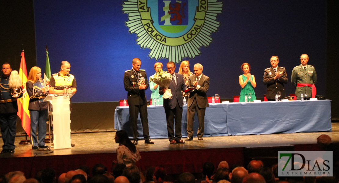 Imágenes de la entrega de medallas y distinciones de la Policía Local de Badajoz