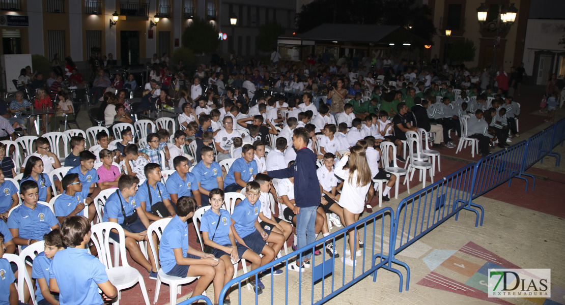 Imágenes del acto inaugural del V Torneo de fútbol infantil Ciudad de Talavera la Real