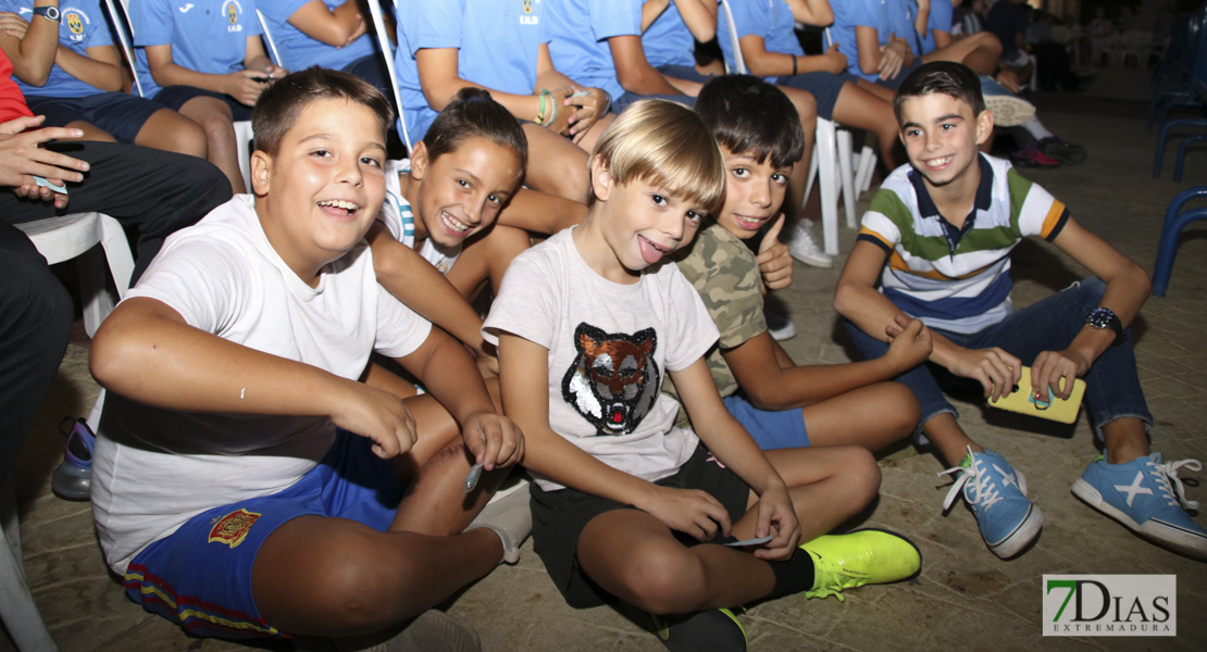 Imágenes del acto inaugural del V Torneo de fútbol infantil Ciudad de Talavera la Real