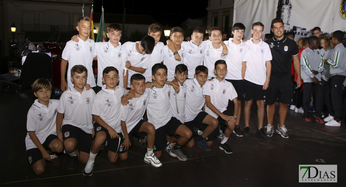 Imágenes del acto inaugural del V Torneo de fútbol infantil Ciudad de Talavera la Real