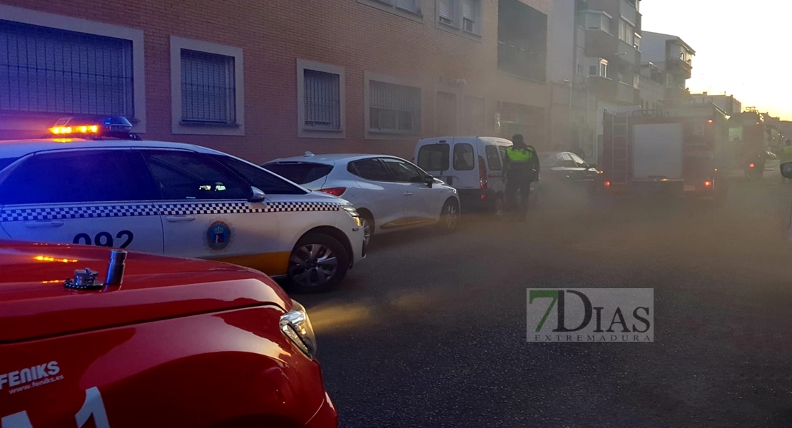 Una columna de humo alerta a los vecinos de un edificio en San Roque (Badajoz)