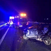 Tres heridos en una colisión entre dos coches en Calzadilla de los Barros