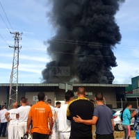 Gran columna de humo debido a un incendio en el polígono El Nevero