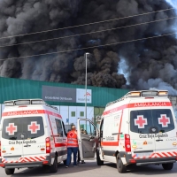 Imágenes que deja el grave incendio en el Polígono el Nevero (Badajoz)