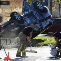 Colisión y vuelco en la rotonda de Carrefour Badajoz-Valverde