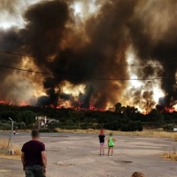 INCENDIO ALCUÉSCAR: Desalojan a varias familias y cortan un tramo de la N.630