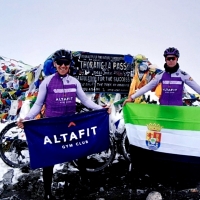 Dos extremeños completan el paso de bicicleta de montaña más alto del mundo