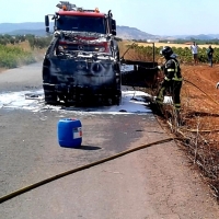 Sale ardiendo un vehículo en la comarca Zafra-Río Bodión