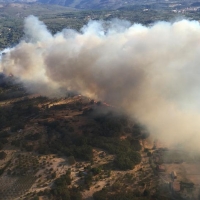 Enésimo incendio en la comarca de La Vera con peligrosidad por su cercanía a viviendas aisladas