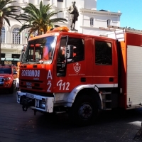 Los Bomberos de Badajoz rescatan a dos pequeños que estaban encerrados en un vehículo