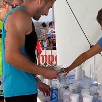 Promedio promueve el agua del grifo como alternativa al plástico en pruebas deportivas