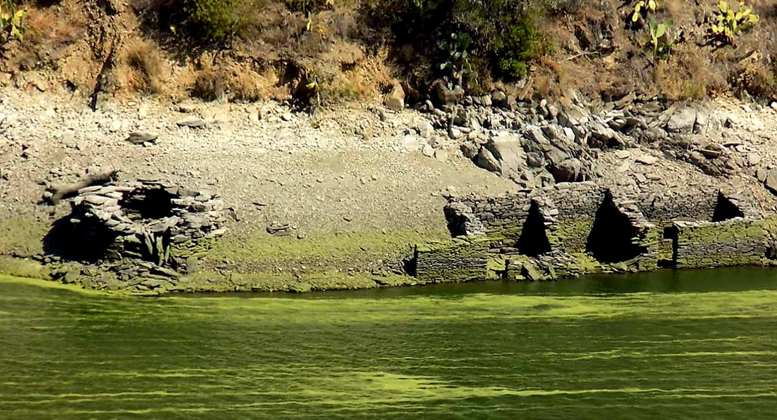 El bajo cauce del Tajo deja visibles algunas estructuras antiguas