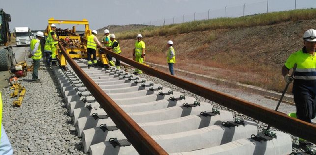 Últimos retoques en los 17 km de vía del trayecto Usagre-Llerena