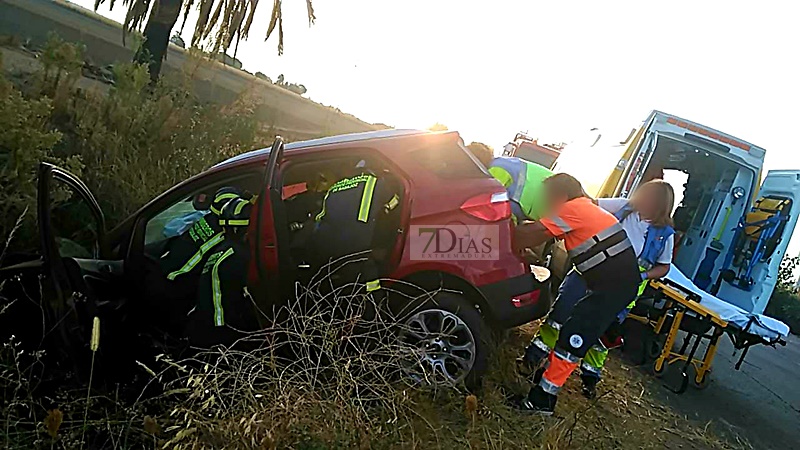 Grave tras sufrir un accidente de tráfico y quedar atrapado dentro del vehículo