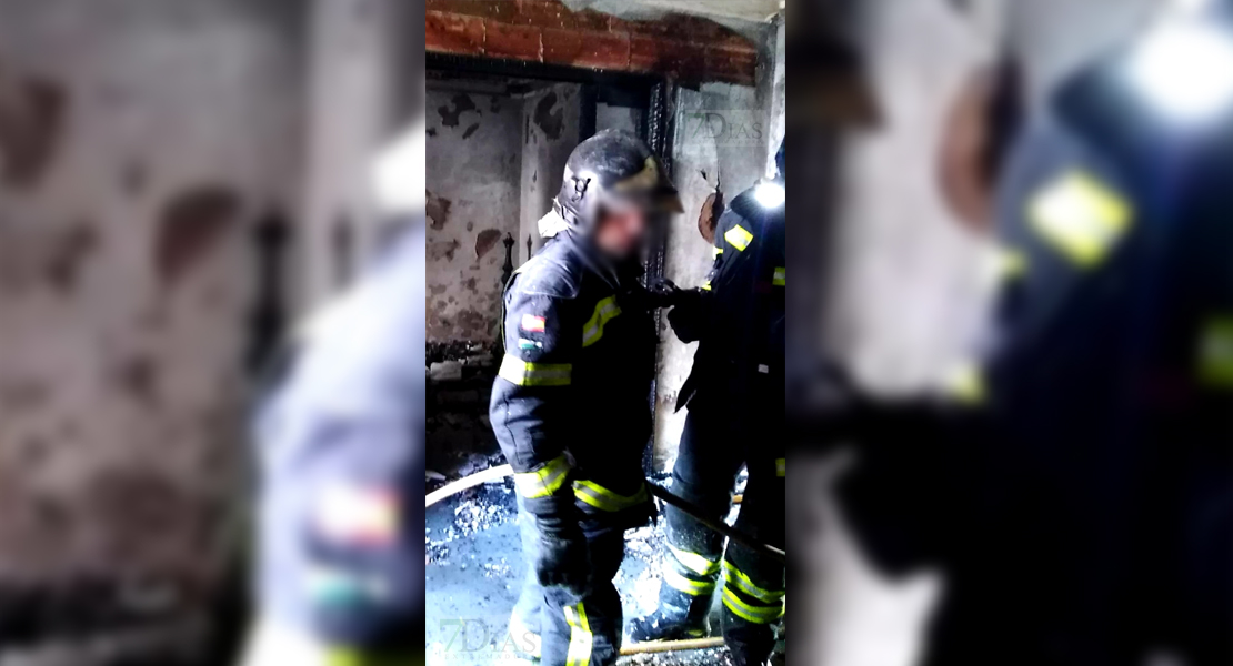 Los Bomberos actúan en un incendio de vivienda en Los Santos de Maimona