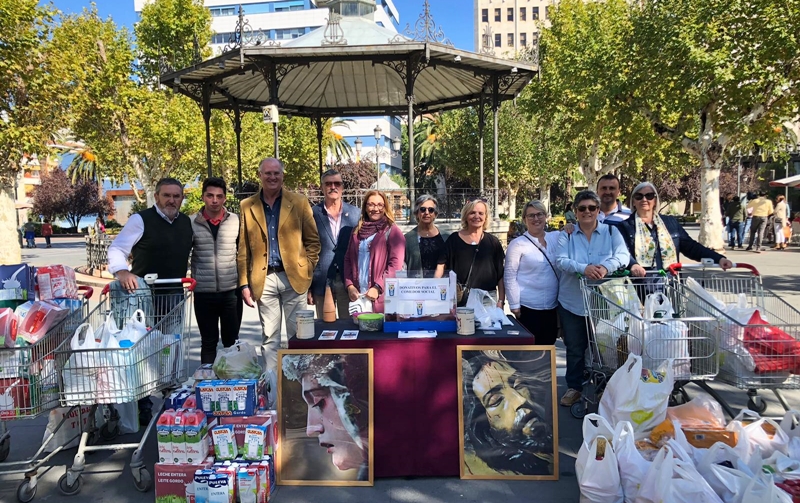 La Vera Cruz continúa su obra social con la recogida de alimentos, aseo y dinero