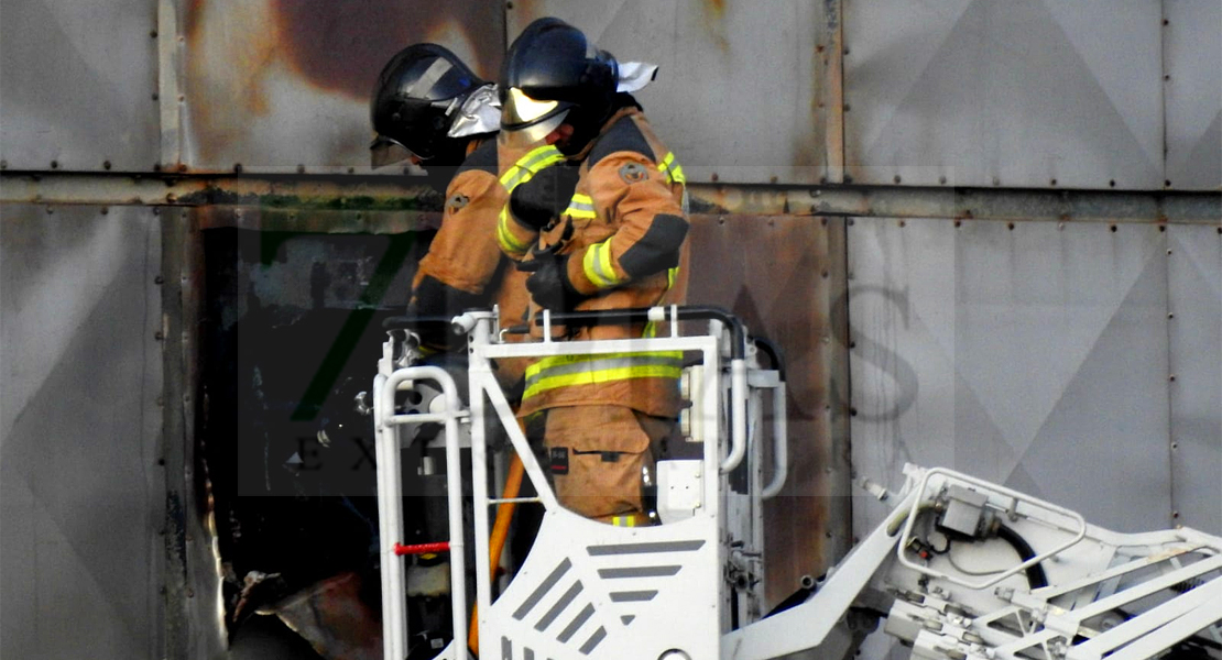 Los Bomberos intentan sofocar un incendio en la Cooperativa Agrícola de Gévora