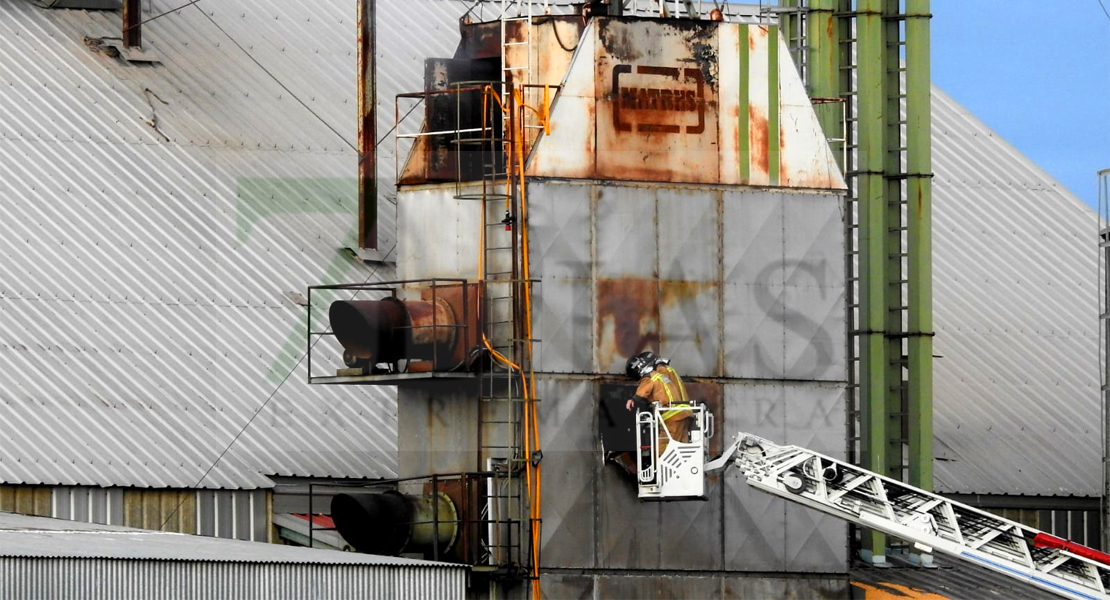 Los Bomberos intentan sofocar un incendio en la Cooperativa Agrícola de Gévora