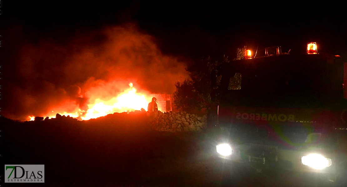 Los Bomberos intervienen en un incendio en Calzadilla de los Barros
