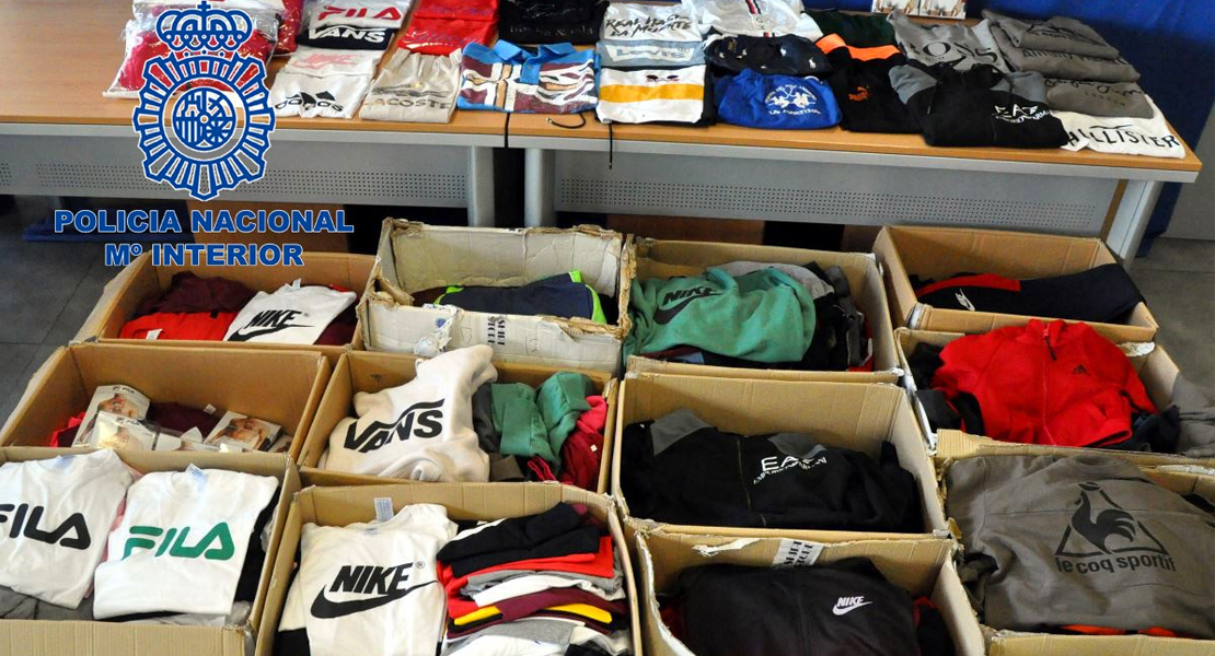 Detiene a dos personas mientras intercambiaban más de 1.200 prendas deportivas falsificadas