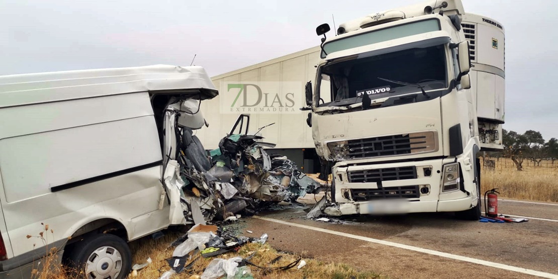 Queda atrapado en su vehículo tras sufrir un accidente en la carretera de Cáceres