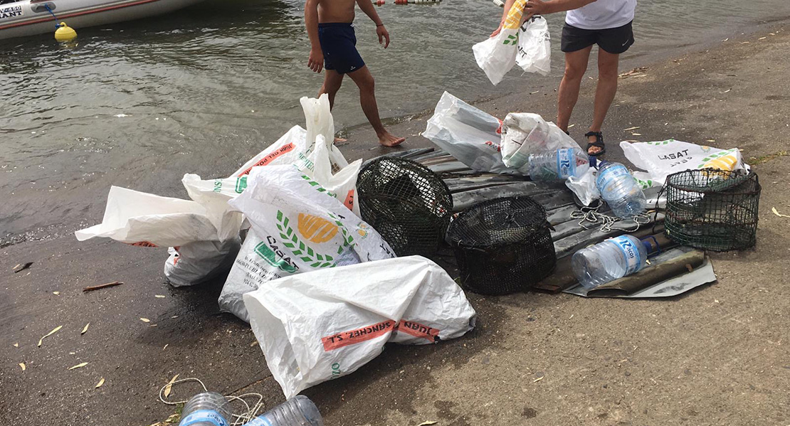 Los buzos limpiarán el fondo del pantano de Orellana