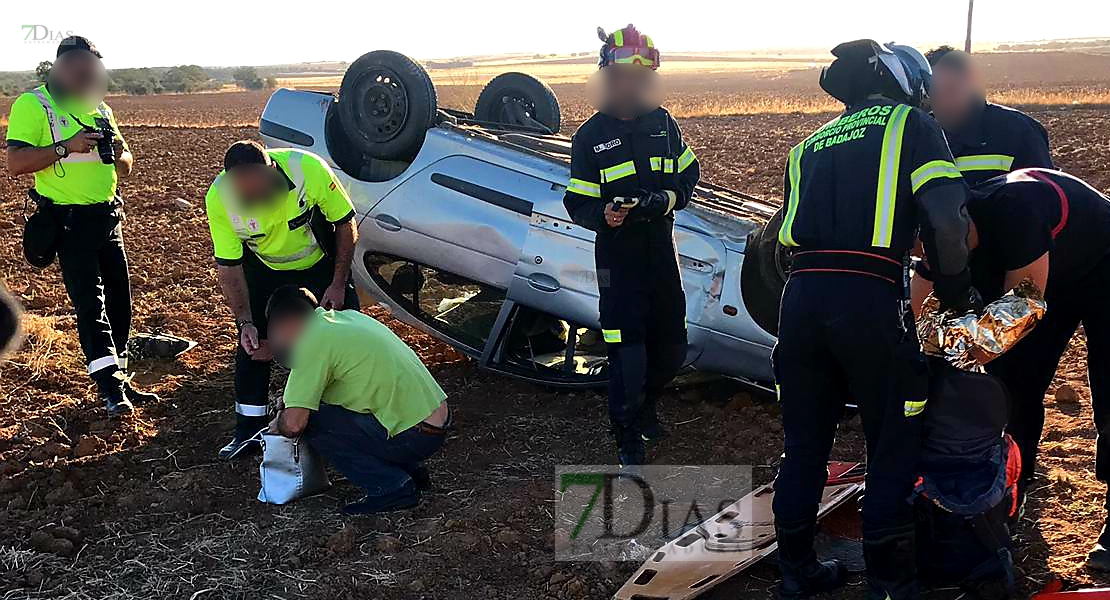 Accidente de coche con un atrapado en la carretera BA-019