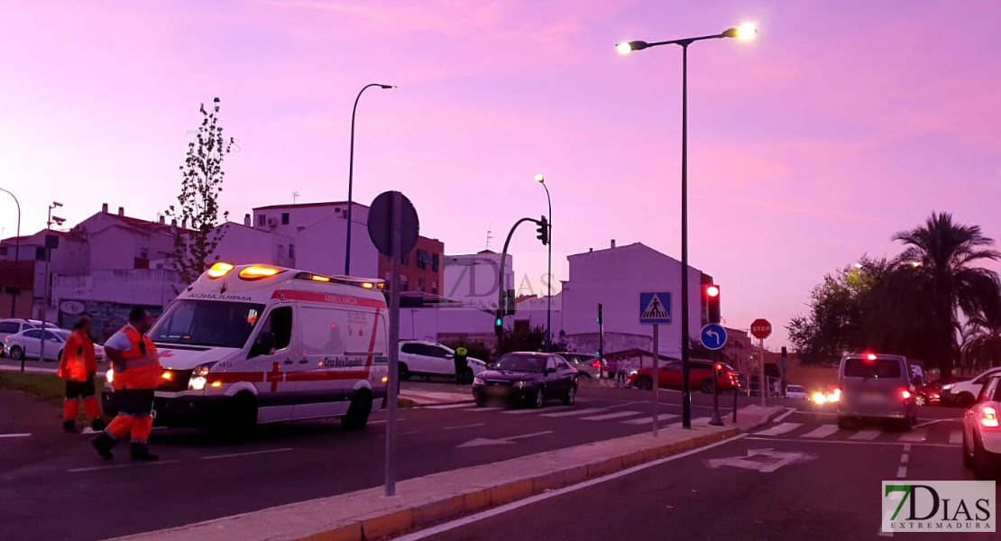 Accidente de tráfico en el cruce de entrada a Cerro de Reyes