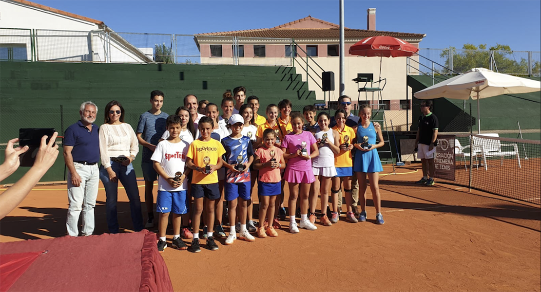 El tenis extremeño se exhibe con la Copa Máster