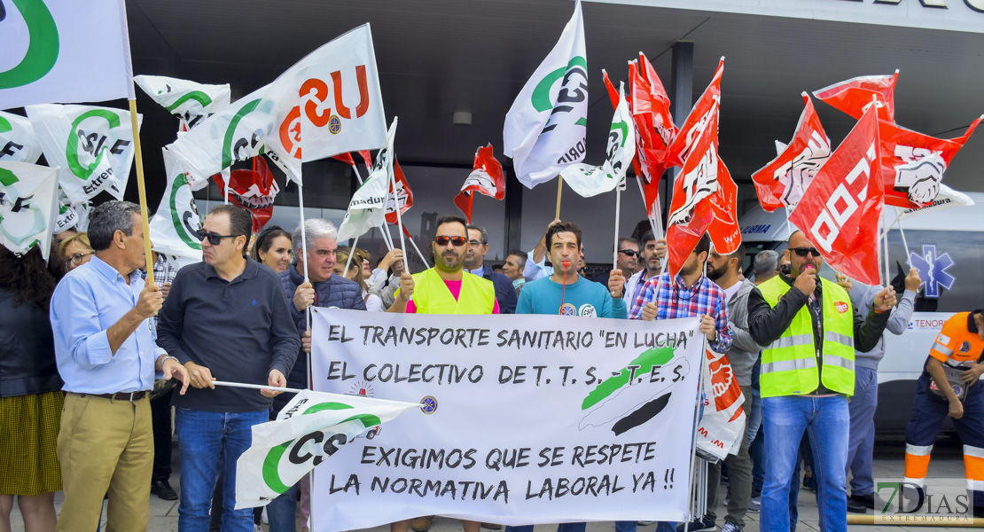 Los trabajadores de Ambulancias Tenorio se concentran este lunes ante la residencia de Vara