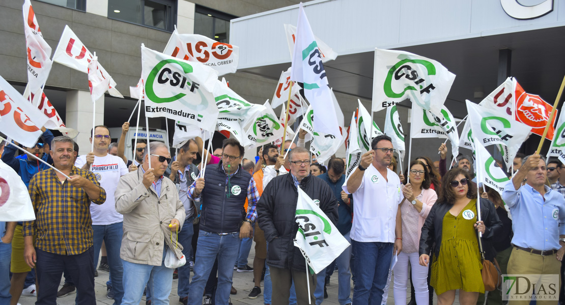 Concentración de los trabajadores de Tenorio frente al Universitario de Badajoz