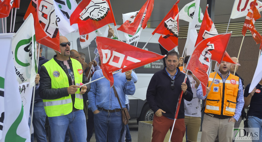 Concentración de los trabajadores de Tenorio frente al Universitario de Badajoz