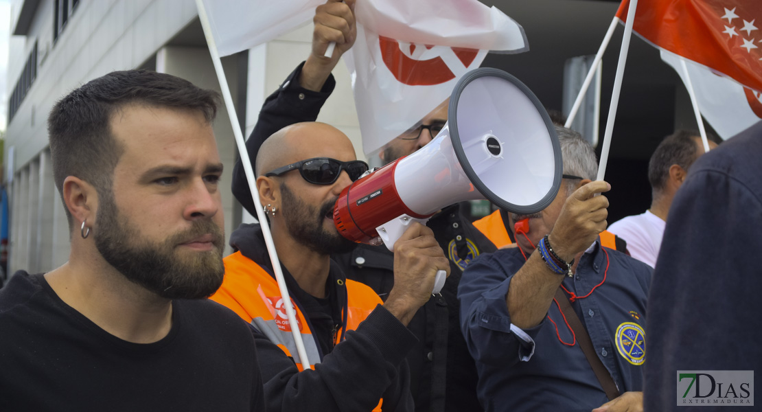 Concentración de los trabajadores de Tenorio frente al Universitario de Badajoz