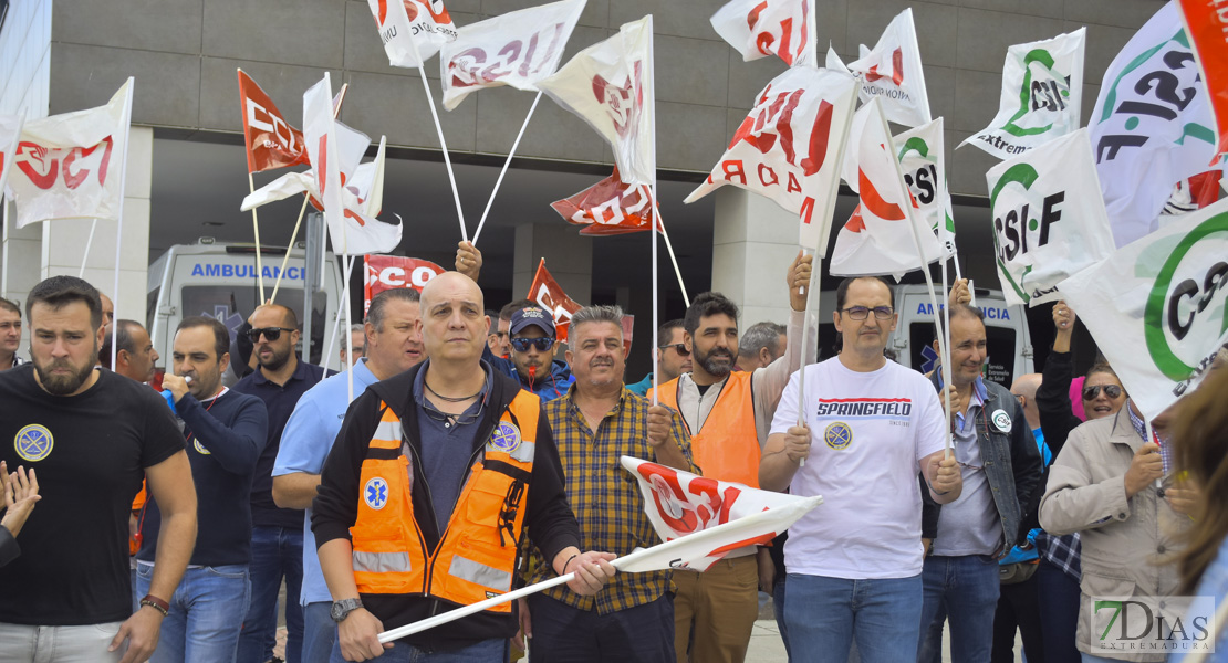 Concentración de los trabajadores de Tenorio frente al Universitario de Badajoz