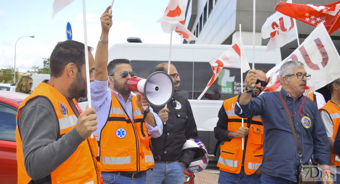 Concentración de los trabajadores de Tenorio frente al Universitario de Badajoz