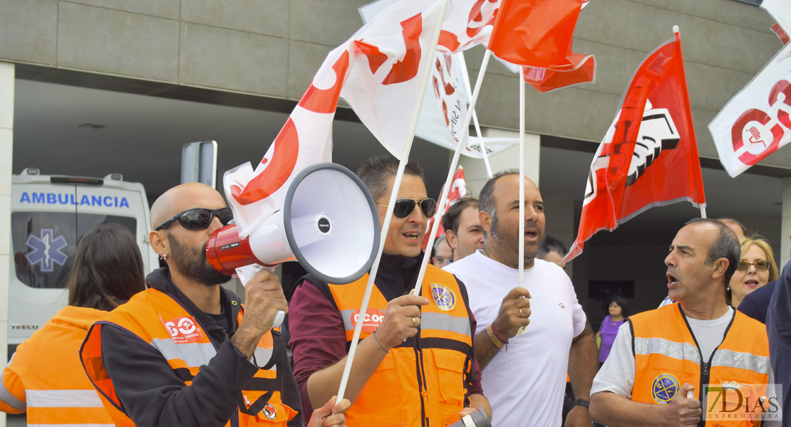 Concentración de los trabajadores de Tenorio frente al Universitario de Badajoz