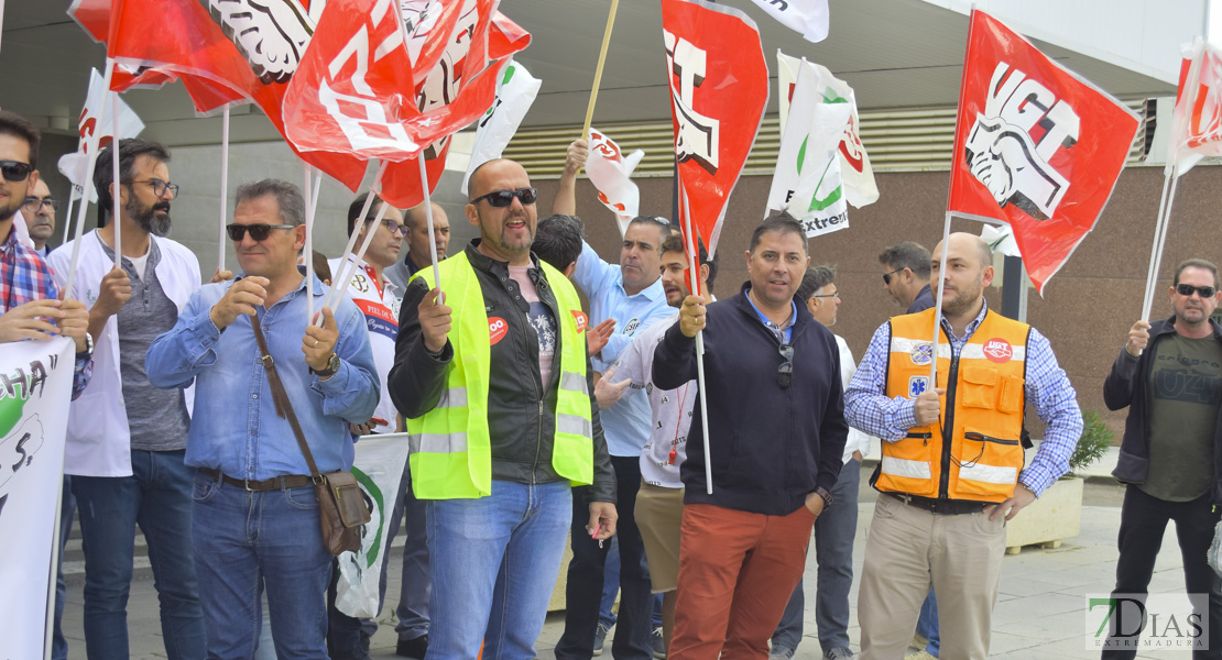 Concentración de los trabajadores de Tenorio frente al Universitario de Badajoz