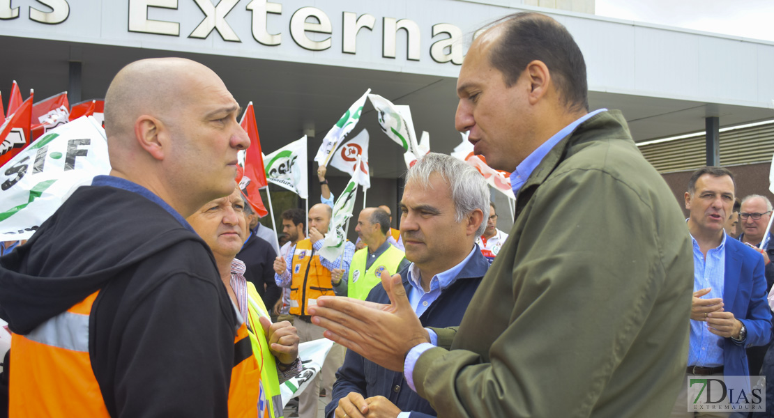 Concentración de los trabajadores de Tenorio frente al Universitario de Badajoz